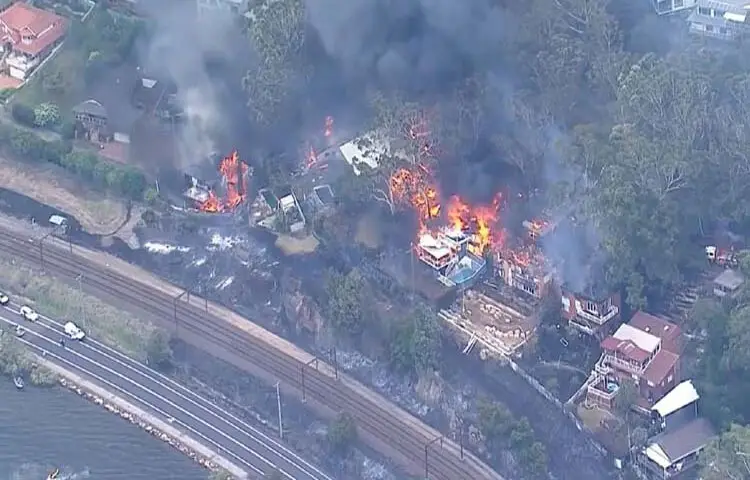 অস্ট্রেলিয়ার পূর্বাঞ্চলীয় রাজ্য নিউ সাউথ ওয়েলসের মিড নর্থ ও সেন্ট্রাল কোস্ট এলাকায় ভয়াবহ দাবানলে অন্তত ১৬টি বাড়ি ধ্বংস হয়েছে এবং আরও বহু বাড়ি ঝুঁকির মধ্যে রয়েছে। ছবি: নাইন নিউজ