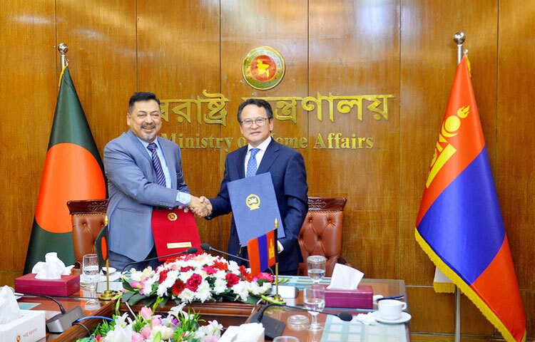 সচিবালয়ে স্বরাষ্ট্র মন্ত্রণালয়ের সম্মেলন কক্ষে বাংলাদেশ এবং মঙ্গোলিয়ার মধ্যে কূটনৈতিক ও অফিসিয়াল পাসপোর্টধারীদের জন্য পারস্পরিক ভিসা অব্যাহতি চুক্তি সই হয়। বাংলাদেশের পক্ষে স্বরাষ্ট্র মন্ত্রণালয়ের সিনিয়র সচিব নাসিমুল গনি এবং মঙ্গোলিয়ার পক্ষে বাংলাদেশে নিযুক্ত মঙ্গোলিয়ার অনাবাসিক রাষ্ট্রদূত গ্যানবোল্ট তামবাযাও চুক্তিতে সই করেন। ছবি: পিআইডি
