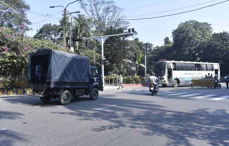 শরিফ ওসমান হাদির মৃত্যু শুধু একটি ব্যক্তিগত শোক নয়, বরং চলমান রাজনৈতিক বাস্তবতায় এটি নতুন করে প্রশ্ন ও অনিশ্চয়তার জন্ম দিয়েছে। তার সমর্থক ও সহকর্মীরা বলছেন, তিনি ছিলেন আপসহীন কণ্ঠস্বর, যিনি অন্যায়ের বিরুদ্ধে কথা বলতে কখনো পিছপা হননি।