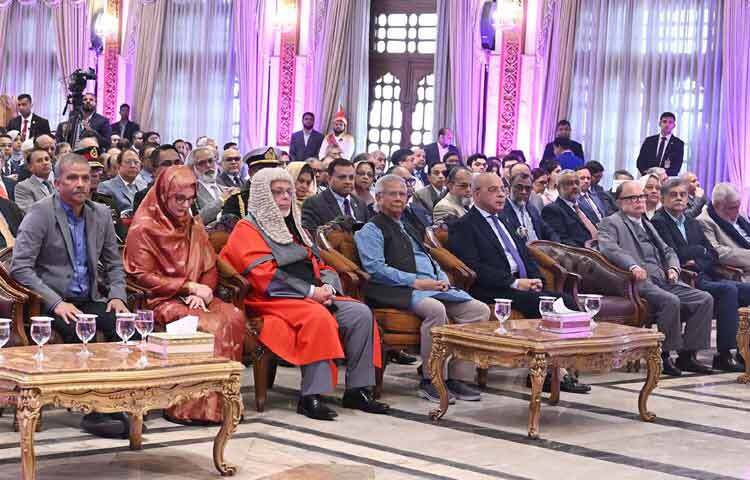প্রধান উপদেষ্টা প্রফেসর মুহাম্মদ ইউনুস ও উপদেষ্টা পরিষদের সদস্যরা ঢাকায় বঙ্গভবনের দরবার হলে সুপ্রিম কোর্টের আপিল বিভাগের নবনিযুক্ত প্রধান বিচারপতি জুবায়ের রহমান চৌধুরীর শপথবাক্য পাঠ উপলক্ষে আয়োজিত অনুষ্ঠানে উপস্থিত ছিলেন। ছবি: পিআইডি