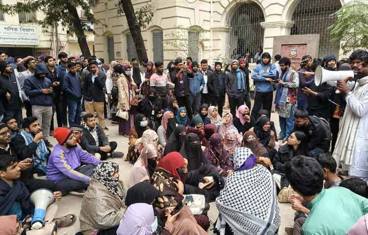 জগন্নাথ বিশ্ববিদ্যালয় কেন্দ্রীয় শিক্ষার্থী সংসদ (জকসু) ও হল সংসদ নির্বাচন স্থগিতের ঘোষণার পর বিক্ষোভে উত্তাল হয়ে উঠেছে বিশ্ববিদ্যালয় ক্যাম্পাস। নির্বাচন স্থগিতের খবরে ক্ষুব্ধ শিক্ষার্থীরা উপাচার্য ভবন ঘেরাও করে বিক্ষোভ শুরু করেন।
