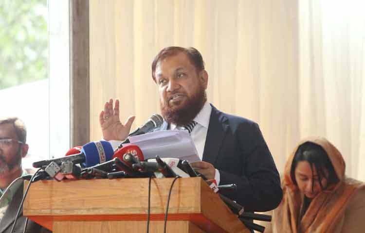 আজ রাজধানীর রায়েরবাজার কবরস্থানে ‘অজ্ঞাতপরিচয়ের শহীদদের মরদেহ পরিচয় শনাক্তকরণ’ অনুষ্ঠানে সিআইডি প্রধান অতিরিক্ত আইজিপি মো. ছিবগাত উল্লাহ এসব তথ্য জানান।