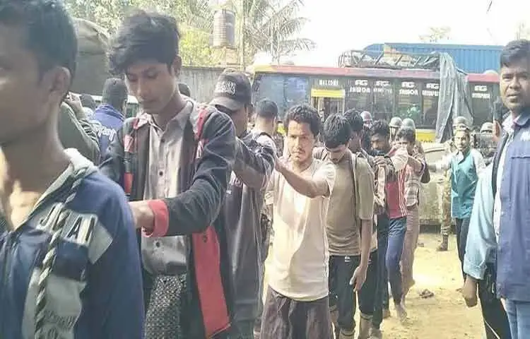 মিয়ানমারের রাখাইন রাজ্যে চলমান সংঘাতের জেরে বাংলাদেশে অনুপ্রবেশের সময় কক্সবাজারের টেকনাফ সীমান্ত থেকে ৫৩ জনকে আটক করেছে পুলিশ।