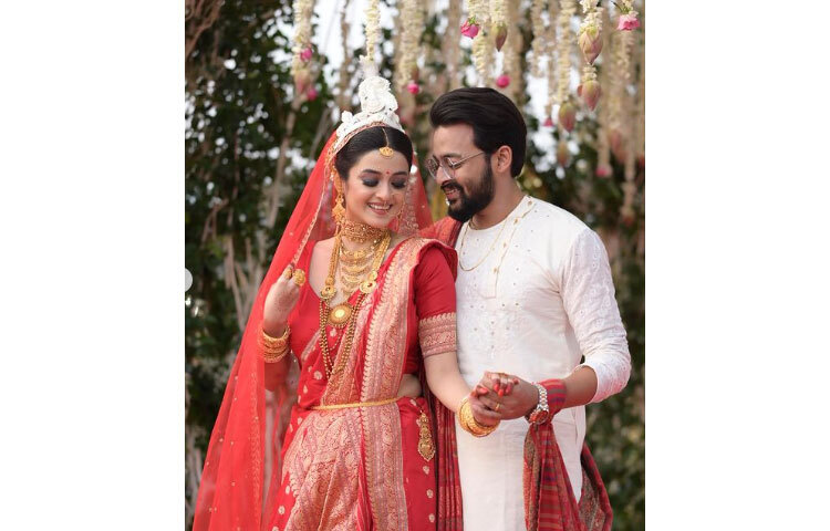 জানা গেছে, ঐতিহ্যবাহী সাজ পছন্দ করেন দর্শনা। তাইতো আইবুড়োভাত, গায়ে হলুদের সাজে মিলেছে বাঙালি ঐতিহ্যর ছোঁয়া। এমনকি বিয়ের পোশাকেও ছিল বাঙালির ছোঁয়া। কলকাতার তপসিয়ার অর্কিড ব্যাঙ্কোয়েট অ্যান্ড গার্ডেনে বসেছিল দর্শনা ও সৌরভের বিয়ের আসর। ছবি: ইনস্টাগ্রাম