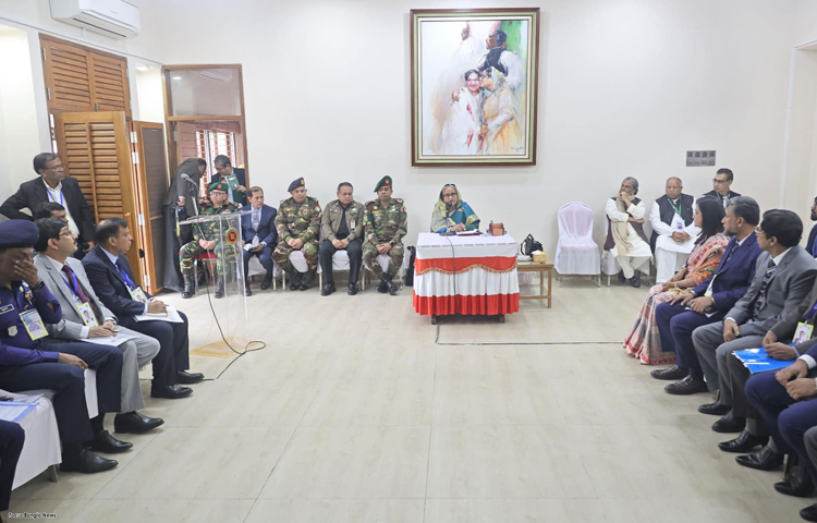 আজ সকালে গোপালগঞ্জের টুঙ্গিপাড়ায় নিজ বাসভবনে স্থানীয় প্রশাসনের সঙ্গে মতবিনিময় সভায় বক্তব্য রাখেন প্রধানমন্ত্রী শেখ হাসিনা। ছবি: ইয়াসিন কবীর জয়