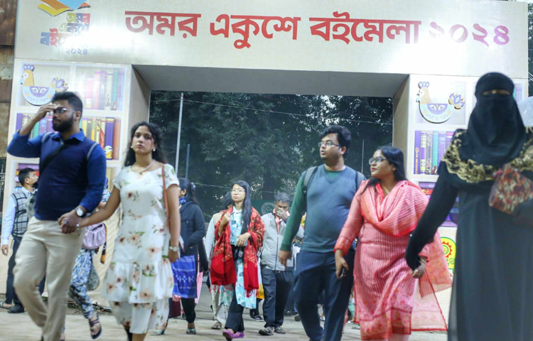 প্রধানমন্ত্রীর উদ্বোধনের পর জনসাধারণের জন্য খুলে গেলো বাংলা একাডেমির অমর একুশে বইমেলার দুয়ার। ছবি: মাহবুব আলম