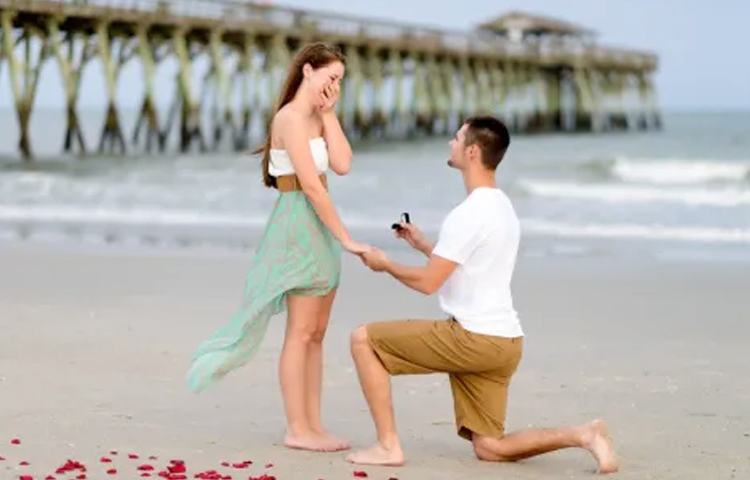 ১৪৭৭ খ্রিষ্টাব্দে অস্ট্রিয়ান আর্চডিউক ম্যাক্সিমিলান মেরি অব বার্গ্যান্ডিকে প্রপোজ করেন। তবে তা খালি হাতে নয়, একটি হিরার আংটি পরিয়ে তাকে প্রোপোজ করেন তিনি। ছবি: সংগৃহীত