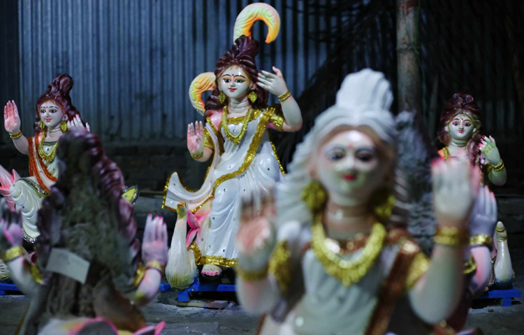 প্রতিমা শিল্পীরা নিজের সর্বোচ্চ কারিগরি দক্ষতা দিয়ে ফুটিয়ে তুলছেন বাহারি কারুকাজ। ছবি: মাহবুব আলম