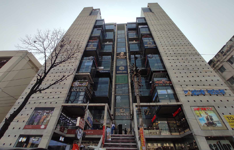 রাজধানীর ধানমন্ডির সাতমসজিদ রোডের আলোচিত গাউসিয়া টুইন পিক ভবনের রুফটপ রেস্তোরাঁ ভেঙে ফেলছে রাজউক। একই সঙ্গে ওই ভবনে অনুমোদনহীন ও নকশাবহির্ভূতভাবে নির্মাণ করা ১২টি রেস্তোরাঁ সিলগালা করে দিয়েছে রাজউক। ছবি: মাহবুব আলম