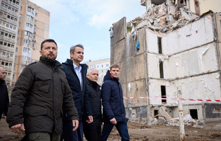 ইউক্রেনের ওডেশা নগরীতে রাশিয়ার ক্ষেপণাস্ত্র হামলায় পাঁচজন নিহত হয়েছেন। আর এ ঘটনায় অল্পের জন্য প্রাণে বেঁচে গেছেন ইউক্রেনের প্রেসিডেন্ট ভলোদিমির জেলেনস্কি ও গ্রিসের প্রধানমন্ত্রী কিরিয়াকোস মিৎসোতাকিস। ছবি: এএফপি