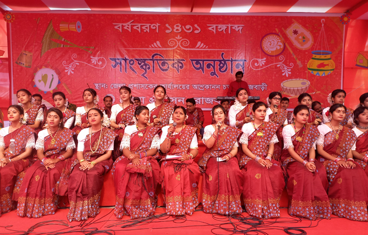 এর আগে সকালে রাজবাড়ী বর্ষবরণ উদযাপন পর্ষদের আয়োজনে আজাদি ময়দানে বৈশাখের গান, মঙ্গল শোভাযাত্রা ও নিরামিষ খাবার পরিবেশনসহ নানা আয়োজনের মধ্য দিয়ে শুরু হয় তিন দিনব্যাপী বর্ষবরণ উৎসব। ছবি: রুবেলুর রহমান
