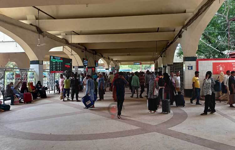 চাকরিজীবীরা ছুটি না পেলেও পরিবারের অন্যান্য সদস্যদের আগেই বাড়ি পাঠিয়ে দিচ্ছেন। ছবি: নাহিদ সাব্বি