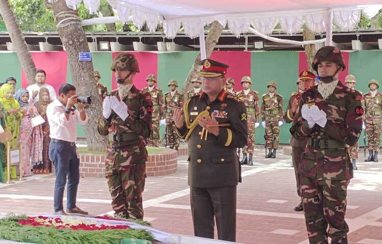 গোপালগঞ্জের টুঙ্গিপাড়ায় বঙ্গবন্ধু শেখ মুজিবুর রহমানের সমাধিতে ফুল দিয়ে শ্রদ্ধা জানিয়েছেন নতুন সেনাপ্রধান লেফটেন্যান্ট জেনারেল ওয়াকার-উজ-জামান। ছবি: জাগো নিউজ