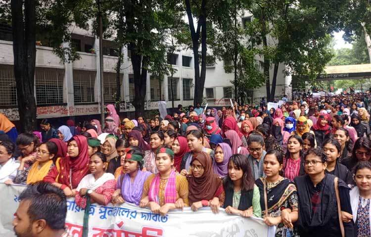 এদিন প্রতিটি হল থেকে মিছিল নিয়ে আন্দোলনকারী শিক্ষার্থীরা গ্রন্থাগারের সামনে সমবেত হন। এরপর সেখান থেকে একটি বিক্ষোভ মিছিল নিয়ে ক্যাম্পাসের বিভিন্ন সড়ক প্রদক্ষিণ করে শাহবাগে যান তারা। ছবি: হাসান আলী