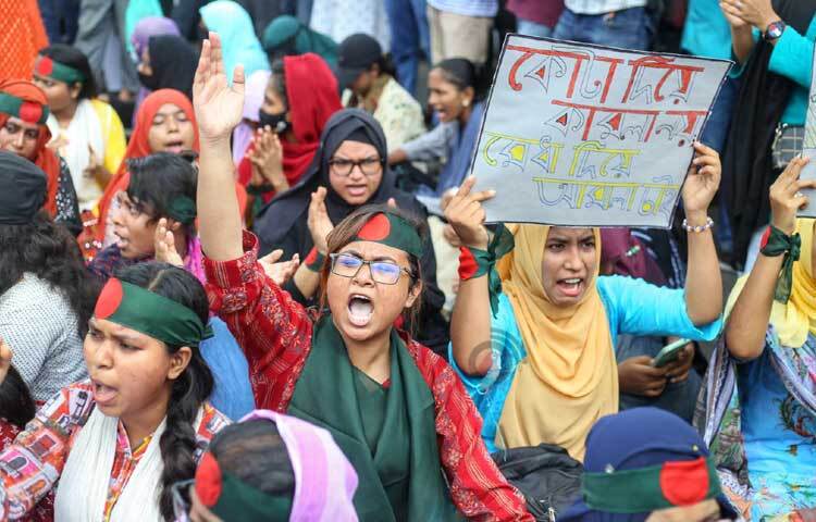 কোটাবিরোধী আন্দোলনে ঘোষিত এক দফা কর্মসূচি বাস্তবায়নের লক্ষ্যে আজ সারাদেশে সকাল-সন্ধ্যা সর্বাত্মক ‘বাংলা ব্লকেড’ কর্মসূচি পালন করছে বৈষম্যবিরোধী ছাত্র আন্দোলন। ছবি: মাহবুব আলম