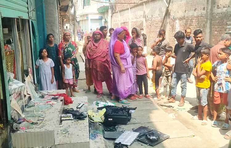 মুন্সিগঞ্জে আধিপত্য বিস্তারকে কেন্দ্র করে আওয়ামী লীগের দুই গ্রুপের সংঘর্ষে তিনজন আহত হয়েছেন। এসময় হামলায় ২০টি ঘরবাড়ি ক্ষতিগ্রস্ত হয়েছে। ছবি: আরাফাত রায়হান সাকিব