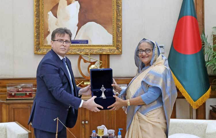 গণভবনে প্রধানমন্ত্রী শেখ হাসিনার সঙ্গে সৌজন্য সাক্ষাৎ করেন বাংলাদেশে নিযুক্ত তুরস্কের রাষ্ট্রদূত রামিস সেন। ছবি: ইয়াসিন কবির জয়