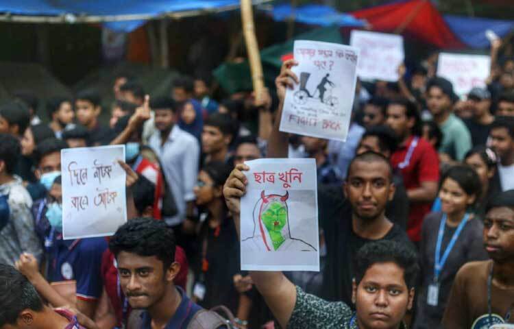 এদিন সকাল ১০টা থেকেই ইস্ট ওয়েস্ট ইউনিভার্সিটির সামনে জড়ো হতে থাকে শিক্ষার্থীরা। ছবি: মাহবুব আলম