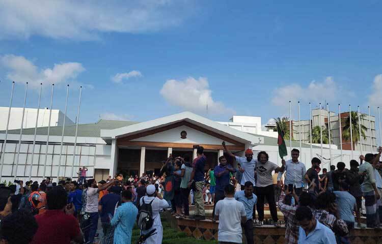 বছিলা ব্রিজ থেকে গণভবন পর্যন্ত মানুষের স্রোত। ছবি: মুসা আহমেদ