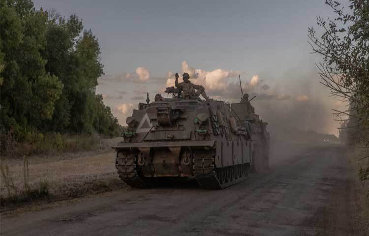 রাশিয়ার পশ্চিমে কুরস্ক অঞ্চলের ১৩ কিলোমিটার ভিতরে ঢুকে পড়েছে ইউক্রেনের সেনা। উভয় পক্ষের ব্যাপক যুদ্ধ চলছে সেখানে। এমন পরিস্থিতিতে কুরস্ক থেকে ইউক্রেনীয় সেনাদের বিতাড়ন করে উপযুক্ত জবাব দেওয়ার ঘোষণা দিলেন রুশ প্রেসিডেন্ট ভ্লাদিমির পুতিন। ছবি: এএফপি