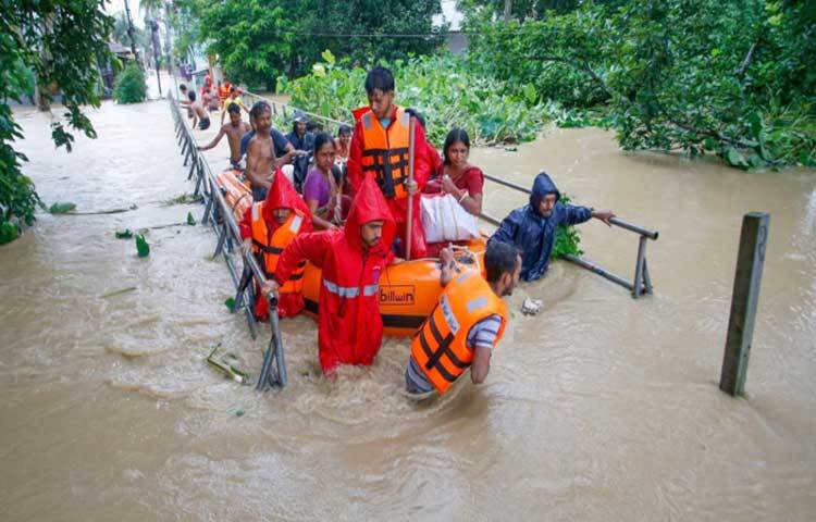 গত কয়েক দিন ধরে রেকর্ড ভারী বৃষ্টিপাত হয়ে চলেছে ভারতের উত্তর-পূর্বাঞ্চলীয় রাজ্য ত্রিপুরায়। ব্যাপক বৃষ্টিপাতের কারণে সৃষ্ট বন্যায় রাজ্যটিতে এখন পর্যন্ত ১৯ জনের মৃত্যু হয়েছে, যাদের মধ্যে নারী-শিশুও রয়েছে। তাছাড়া, রাজ্যটিতে বন্যায় ক্ষতিগ্রস্ত লোকের সংখ্যা ছাড়িয়ে গেছে ১৭ লাখ। ব্যাপক ক্ষয়ক্ষতি হয়েছে ফসলের। ছবি: সংগৃহীত