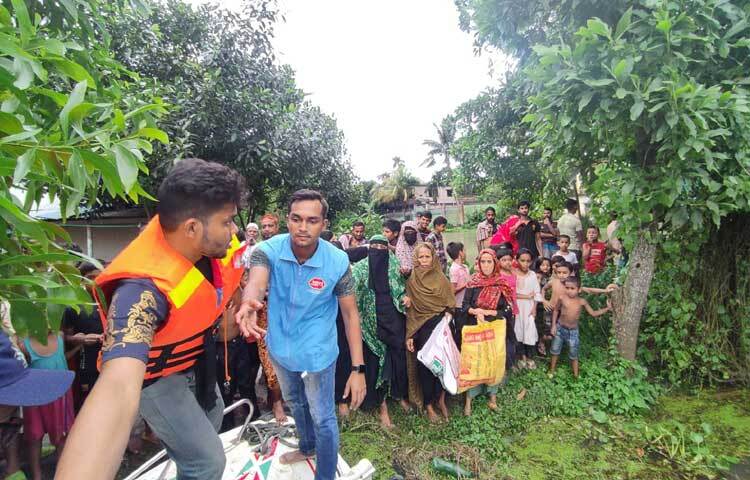 নিজস্ব কর্মী ও স্থানীয় প্রশাসনের মাধ্যমে বন্যাদুর্গতদের কাছে এসব খাবার পৌঁছে দেওয়া হচ্ছে। ছবি: জাগো নিউজ