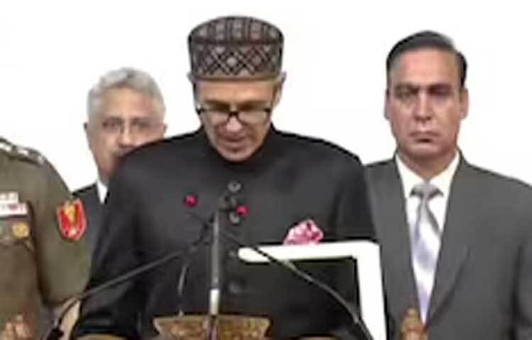 জম্মু ও কাশ্মীরের মুখ্যমন্ত্রী পদে শপথ নিলেন ওমর আব্দুল্লাহ। ফলে বিশেষ মর্যাদা হারানোর পর এই প্রথম সরকার পেলো উপত্যকাটি।