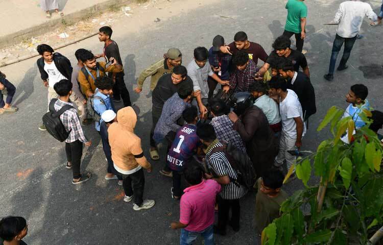 সংঘর্ষে অনেকে আহত হয়েছেন।