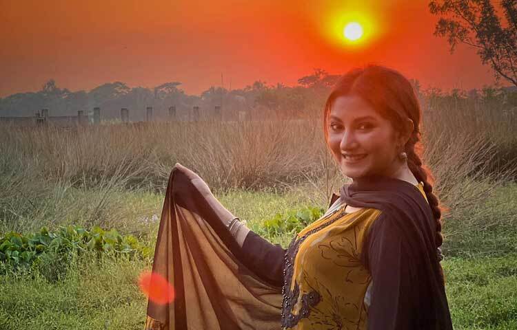 ২০০৫ সালে কোহিনূর আক্তার সূচন্দা পরিচালিত জহির রায়হানের উপন্যাস অবলম্বনে নির্মিত ‘হাজার বছর ধরে’ চলচ্চিত্রের মধ্য দিয়ে রুপালি পর্দায় শারমীন জোহা শশীর অভিষেক ঘটে। এই চলচ্চিত্রের প্রধান চরিত্র ছিল টুনি। টুনি চরিত্রে সাবলীল অভিনয় করে দর্শককে মুগ্ধ করেছিলেন শশী।