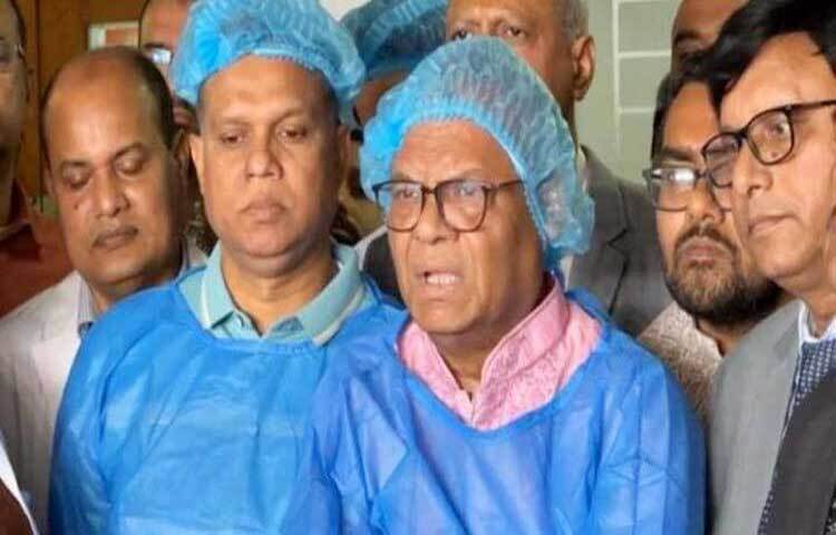 পার্শ্ববর্তী দেশের রাজনীতিক, নীতিনির্ধারকসহ আরও অনেকেই এই স্বৈরাচারের জন্য মায়াকান্না করছে। ডাহা মিথ্যার বেড়াজাল নির্মাণ করে বিশ্ববাসীকে বিভ্রান্ত করার চেষ্টা করছে তারা। কিন্তু প্রযুক্তির এই যুগে তারা সফল হতে পারছে না বলে মন্তব্য করেছেন বিএনপির সিনিয়র যুগ্ম-মহাসচিব অ্যাডভোকেট রুহুল কবির রিজভী। ছবি: খালেদ হাসান