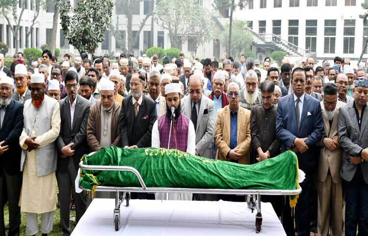 বেসামরিক বিমান পরিবহন ও পর্যটন এবং ভূমি উপদেষ্টা এ এফ হাসান আরিফের দ্বিতীয় জানাজা সুপ্রিম কোর্ট প্রাঙ্গণে অনুষ্ঠিত হয়েছে। ছবি: পিআইডি