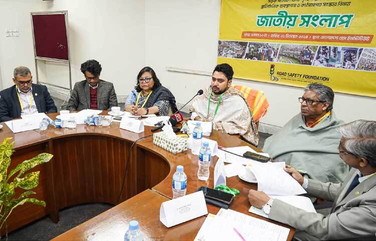 রাজধানীতে পিআইবির সম্মেলন কক্ষে সড়ক পরিবহন খাতে শৃঙ্খলা প্রতিষ্ঠার লক্ষ্যে প্রাতিষ্ঠানিক ব্যবস্থাপনা ও কাঠামোগত সংস্কার বিষয়ক জাতীয় সংলাপে প্রধান অতিথির বক্তৃতা করেন তথ্য ও সম্প্রচার উপদেষ্টা মো. নাহিদ ইসলাম। ছবি: পিআইডি