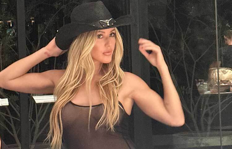 ১৯৮৬ সালের এই দিনে ইংল্যান্ডের হেয়ারফোর্ডে জন্ম তার। তবে জনপ্রিয় এই গায়িকা বেড়ে ওঠেছেন লিয়নশালে।