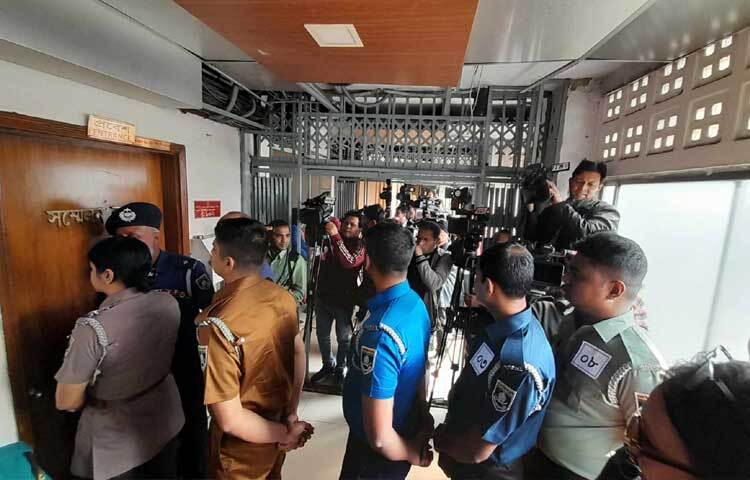 প্রসঙ্গত, আওয়ামী লীগ সরকারের পতনের পর ৭ দিন পুলিশকে প্রকাশ্যে দেখা যায়নি। এরপর এই বাহিনীটিকে সচল করতে সংস্কারের উদ্যোগ নেয় অন্তর্বর্তী সরকার। তারই অন্যতম পোশাক পরিবর্তনের উদ্যোগ।