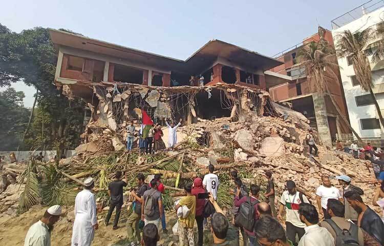 এরই মধ্যে একটি ভবনের অর্ধেকের বেশি ও অন্য ভবনের ২০ শতাংশ ভাঙা শেষ হয়েছে।