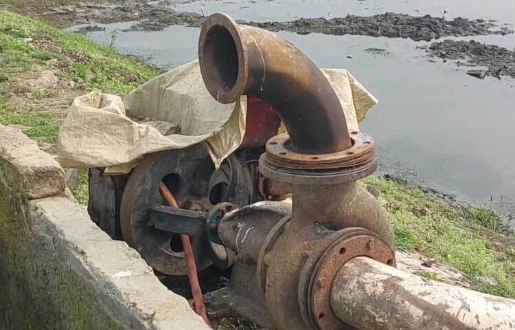 স্থানীয় কৃষকদের দাবি, আবাদি জমির রোপা ধান রক্ষায় দ্রুত পানির ব্যবস্থা করা।