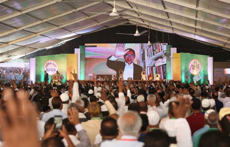 মিলনমেলায় পরিণত হয়েছে বিএনপির বর্ধিত সভা। সভায় অংশ নিয়েছেন দলটির কেন্দ্রীয় থেকে তৃণমূলের সাড়ে তিন হাজার নেতাকর্মী।