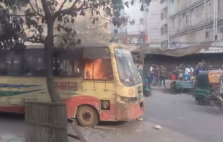 রাজধানীর রামপুরায় বেপরোয়া রমজান পরিবহনের বাসের চাপায় আলী হোসেন তালুকদার নামে একজন মোটরসাইকেলচালক নিহত হয়েছেন। এ ঘটনায় উত্তেজিত জনতা বাসটি ভাঙচুর ও আগুন লাগিয়ে দেয়। ছবি: তৌহিদুজ্জামান তন্ময়