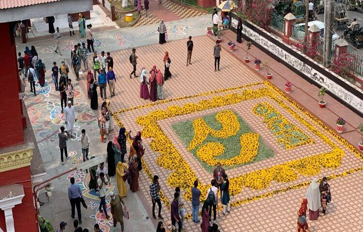 ভাষা শহীদদের স্মরণে রাজশাহী কলেজ ক্যাম্পাসে কৃষক মনির প্রায় তিন হাজার সূর্যমুখী ফুলের মাধ্যমে ‘অমর একুশ’ লিখে শ্রদ্ধা জানান। ছবি: সাখাওয়াত হোসেন