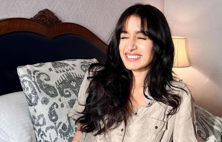 মুম্বাইয়ের জামনা বাঈ নারসি স্কুল থেকে প্রাথমিক শিক্ষা শেষ করেন শ্রদ্ধা। এরপর আমেরিকান স্কুল অব বোম্বেতে ভর্তি হন।