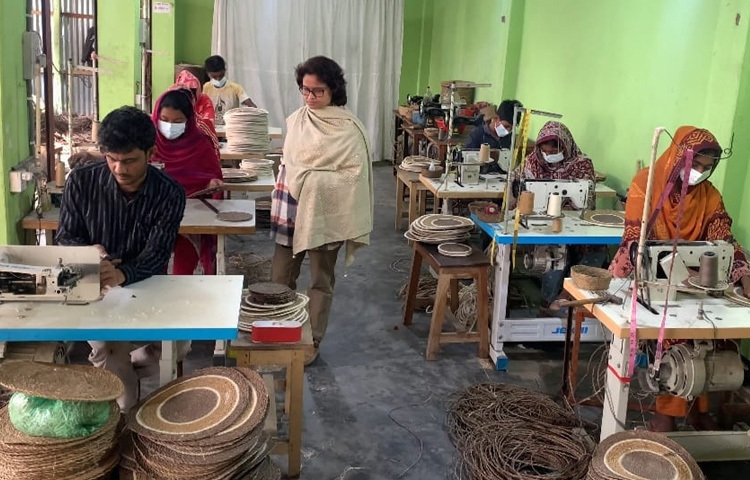 এ বিষয়ে বাংলাদেশ ক্ষুদ্র ও কুটির শিল্প করপোরেশন (বিসিক) ফরিদপুর জেলার উপ মহাব্যবস্থাপক মো. আহসান কবির বলেন, আরাধ্য ক্রাফট অ্যান্ড ক্রিয়েশনের প্রতিষ্ঠাতা স্মৃতি রায় একজন সফল উদ্যোক্তা।