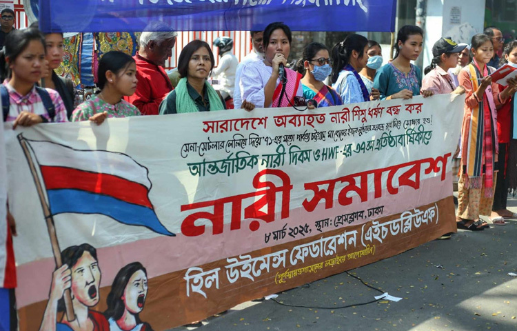 তবে বিশেষ এই দিনে নারী ও শিশু ধর্ষণের প্রতিবাদে হিল উইমেনস ফেডারেশনের ব্যানারে প্ল্যাকার্ড হাতে পথে রাজপথে নেমেছেন নারীরা।