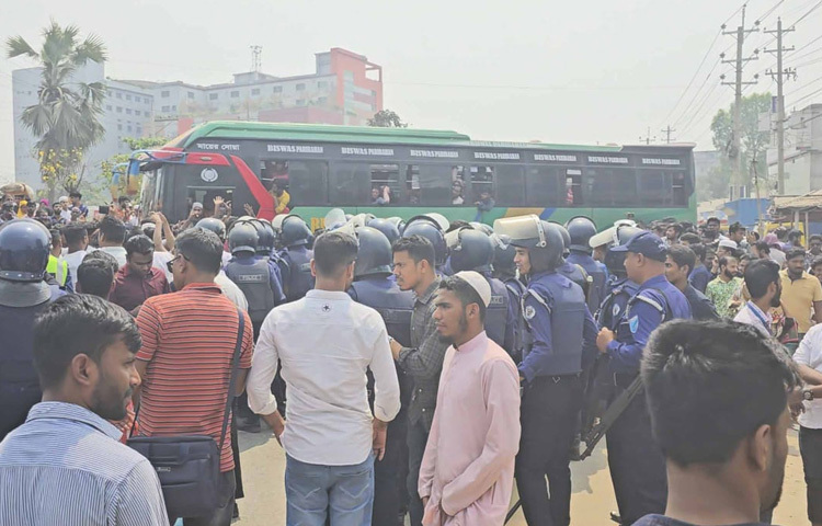 গাজীপুর সদর উপজেলার বাঘের বাজার এলাকায় ঢাকা-ময়মনসিংহ মহাসড়ক অবরোধ করেছেন গোল্ডেন রিফিট গার্মেন্টস্ লিমিটেড নামের কারখানার শ্রমিকরা। ছবি: আমিনুল ইসলাম