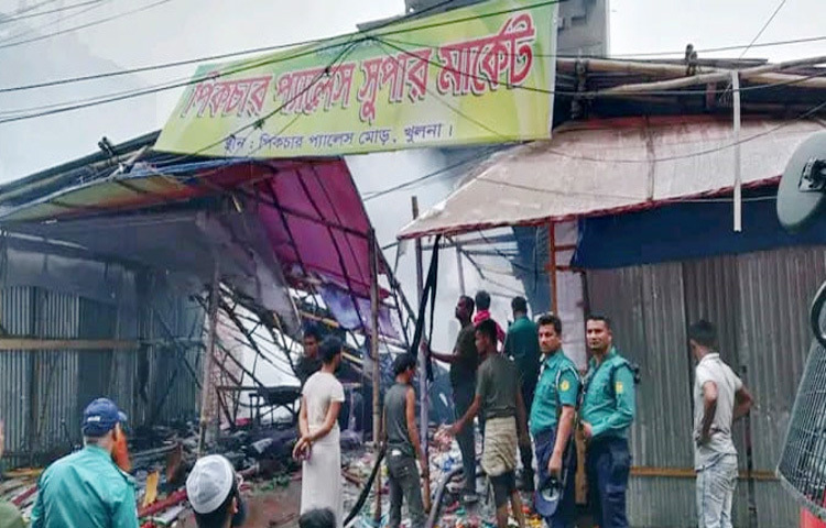 খুলনা নগরীর পিকচার প্যালেস মোড়ের অস্থায়ী ঈদ মার্কেটে ভয়াবহ অগ্নিকাণ্ড ঘটেছে।  ছবি: মো.আরিফুর রহমান