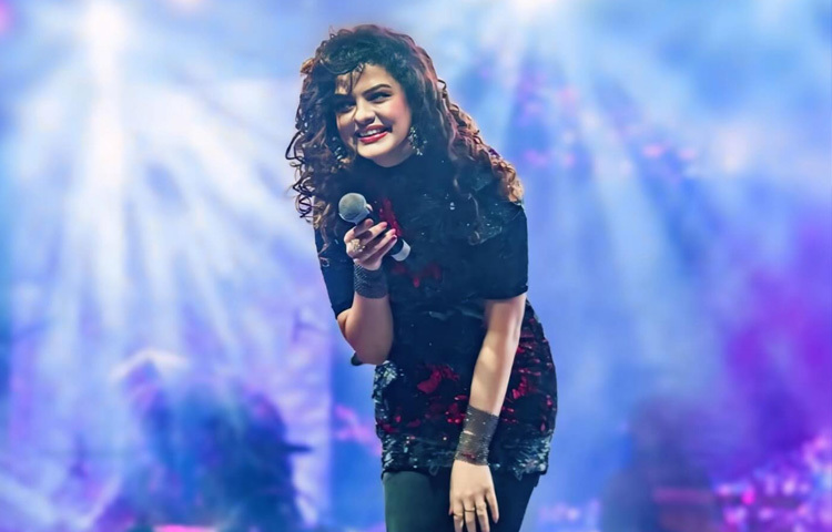 চমকদার কণ্ঠের পাশাপাশি এই অভিনেত্রীর মানবিক গুণে মুগ্ধ পুরো বিশ্ব।