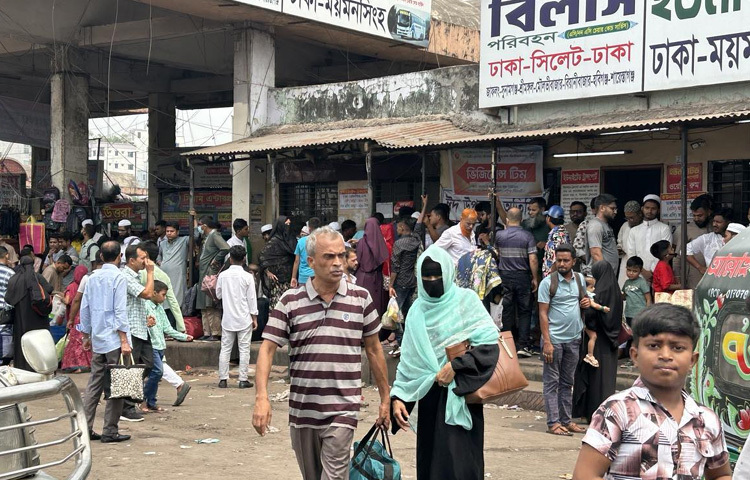 আজ সকাল থেকে মহাখালী আন্তঃজেলা বাস টার্মিনালে যাত্রীদের চাপ দেখা গেছে। তবে ঢাকায় ফেরা বাসগুলো ছিল যাত্রীশূন্য।