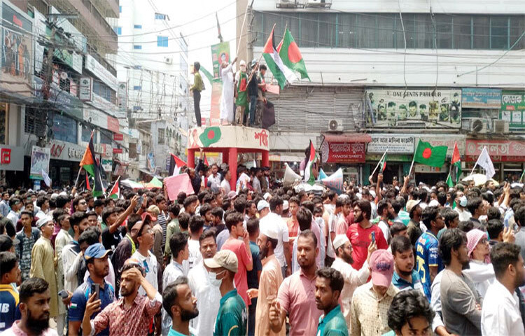 গাজায় চালানো বর্বর হত্যাকাণ্ডের প্রতিবাদে শিক্ষার্থী-জনতার বিক্ষোভে উত্তাল পাবনার সড়ক।
