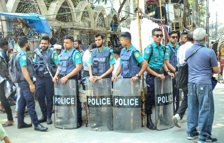 গাজায় চলমান ইসরায়েলি বর্বরতার প্রতিবাদে কর্মসূচিতে অনাকাঙ্ক্ষিত ঘটনা এড়াতে, যান চলাচল স্বাভাবিক রাখতে এবং রাজধানীবাসীকে নিরাপত্তা দিতে ঢাকার নিরাপত্তা জোরদার করেছে আইনশৃঙ্খলা বাহিনী।