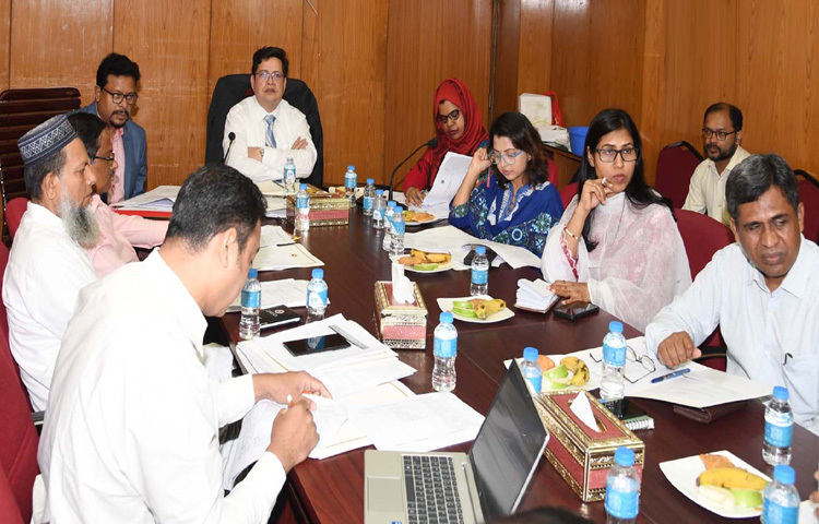 মন্ত্রণালয়ের সভাকক্ষে বেদে, অনগ্রসর, চা শ্রমিক ও হিজড়া জনগোষ্ঠীর জীবনমান উন্নয়ন কার্যক্রম বাস্তবায়নের সমন্বিত নীতিমালা-২০২৫ এর খসড়া চূড়ান্তকরণের লক্ষে স্টেকহোল্ডারদের কনসুলেশন সভায় সভাপতিত্ব করেন সমাজকল্যাণ মন্ত্রণালয়ের সচিব ড. মো. মহিউদ্দিন। ছবি: পিআইডি