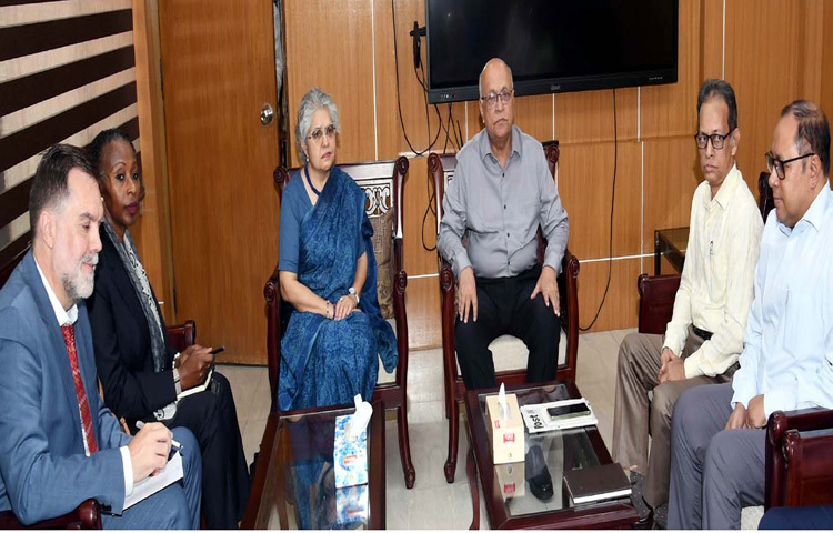 দুর্যোগ ব্যবস্থাপনা ও ত্রাণ উপদেষ্টা ফারুক ই আজম, বীর প্রতীকের সঙ্গে মন্ত্রণালয়ে তার অফিসকক্ষে সাক্ষাৎ করেন বাংলাদেশে জাতিসংঘের শরণার্থী বিষয়ক হাইকমিশনার সুম্বুল রিজভি। ছবি: পিআইডি